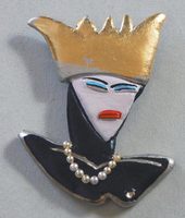 Mean-queen-brooch